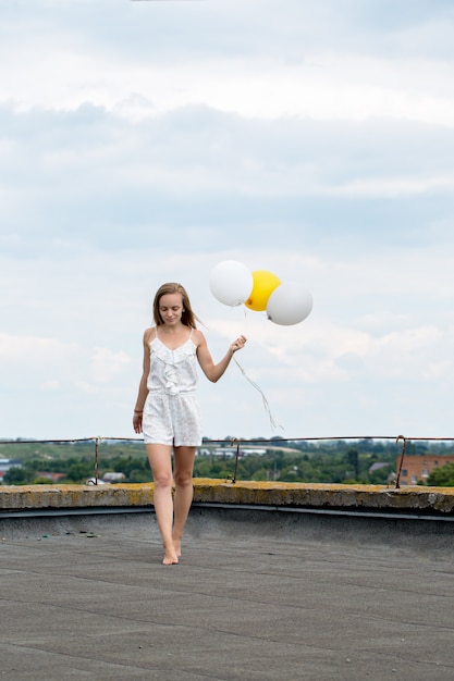 Chica elegante con globos