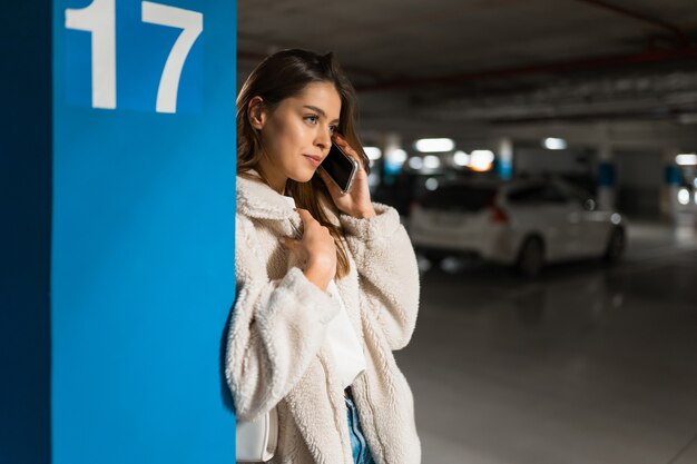 Chica elegante hablando por teléfono