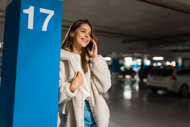 Chica elegante hablando por teléfono