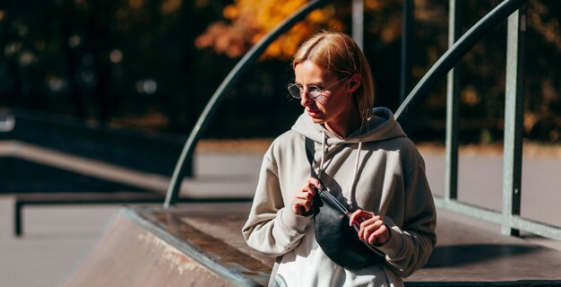 Una chica elegante modelo en el parque de patinaje.