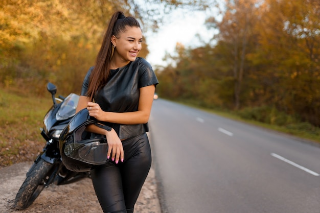 Chica elegante y una motocicleta