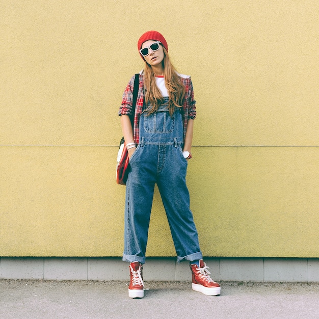 Foto chica elegante en overoles de mezclilla y accesorios de moda de otoño