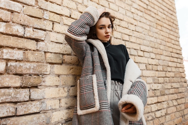 Chica elegante en poses de moda outwear en la calle