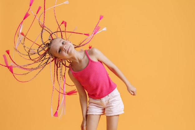 Chica elegante con rastas rosas