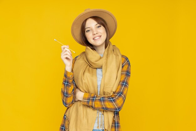 Una chica elegante con sombrero y bufanda.