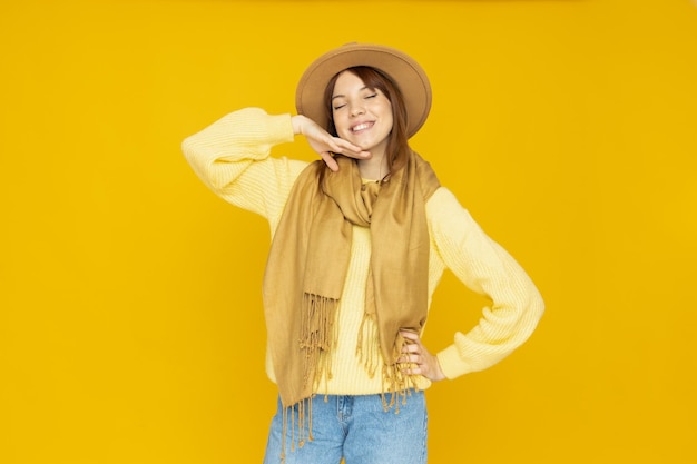 Foto una chica elegante con sombrero y bufanda.