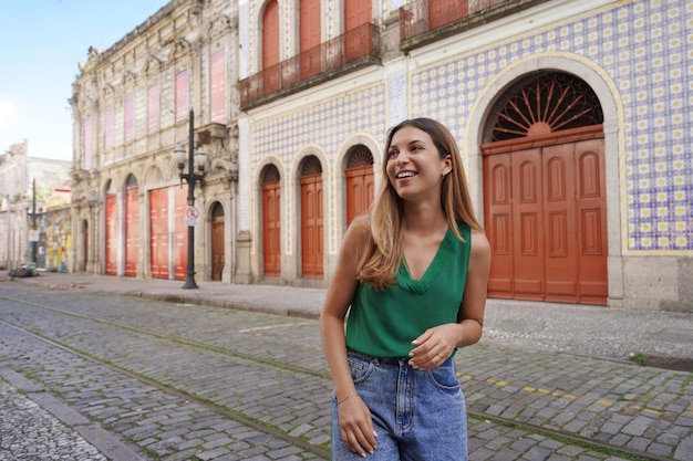 Una chica elegante y sonriente visitando el centro histórico de Santos Sao Paulo, Brasil