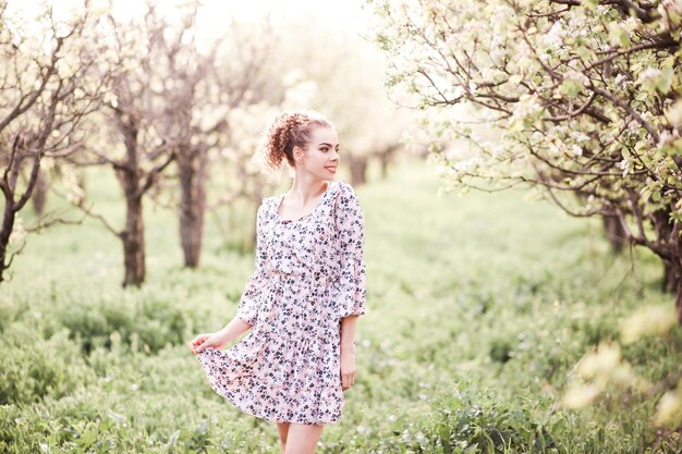 Chica elegante con vestido de verano posando al aire libre