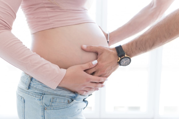 Chica embarazada con una barriga.