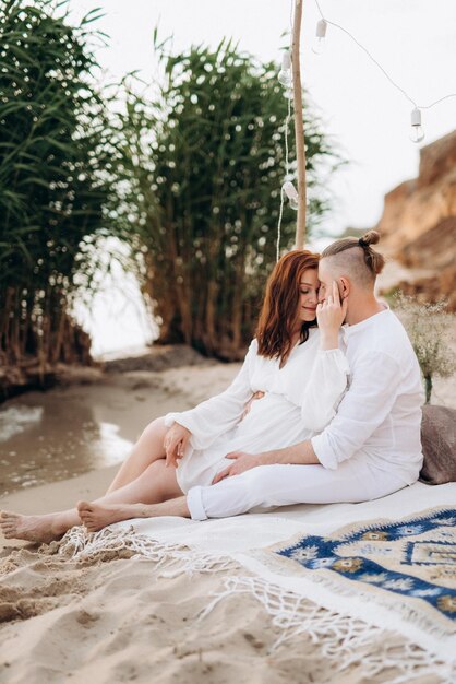 Chica embarazada y novio en un picnic