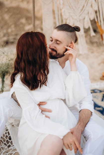 Chica embarazada y novio en un picnic