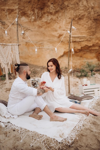 Chica embarazada y novio en un picnic