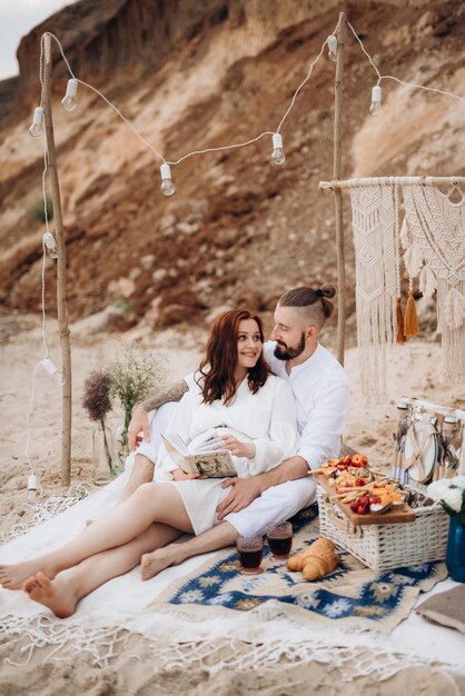 Chica embarazada y novio en un picnic