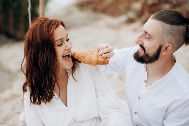 Chica embarazada y novio en un picnic