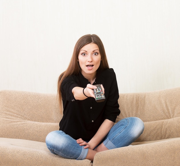 Chica emocionada viendo la televisión