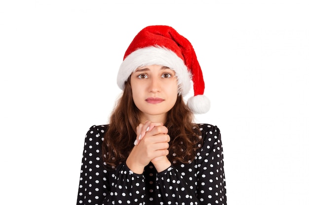 Chica emocional en santa claus sombrero de navidad