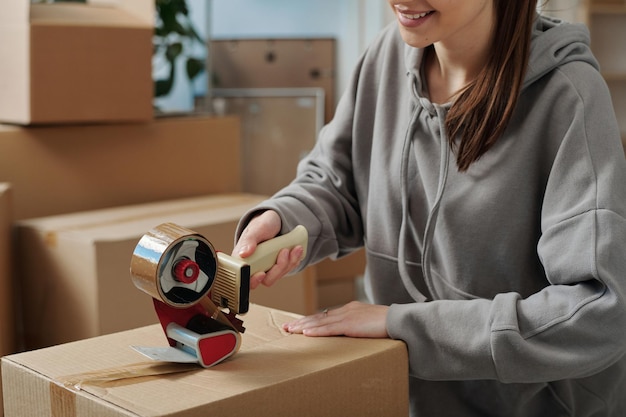 Chica empacando cosas en cajas