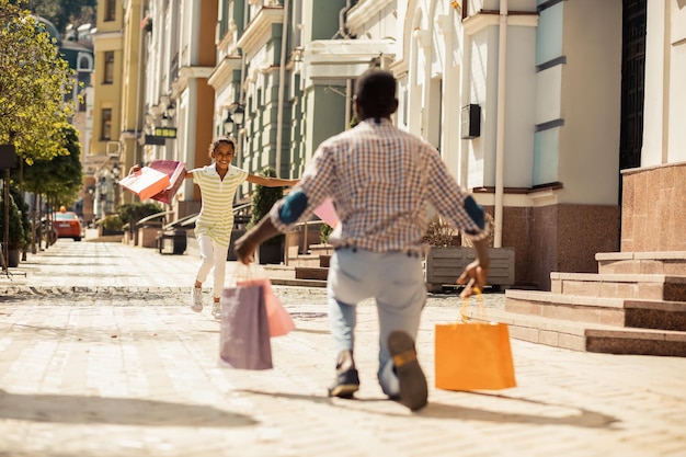 Chica encantada positiva corriendo hacia su padre