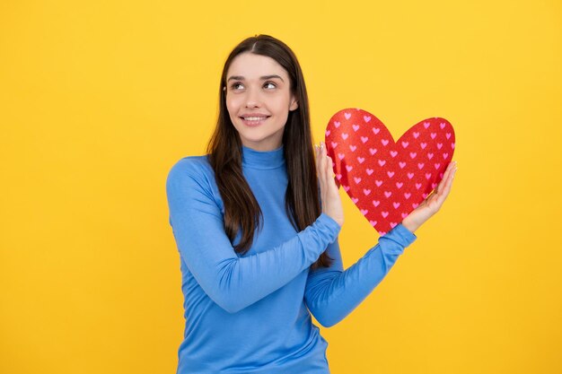 Chica encantadora romántica Mujer joven concepto de día de san valentín chica con tarjeta en forma de corazón Encantador encantador