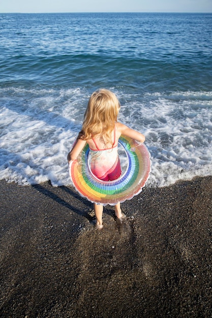 Foto la chica se encuentra en la orilla y la playa