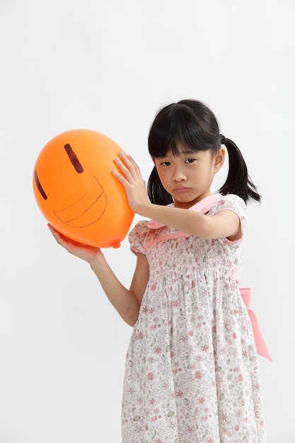 Chica enojada sosteniendo globo