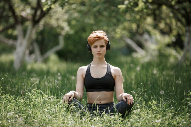 chica en entrenamiento de ropa deportiva en el parque