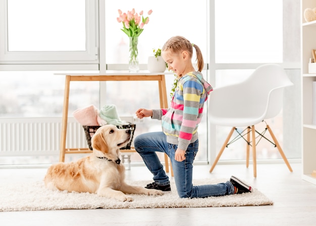 Chica entrenando perro en casa