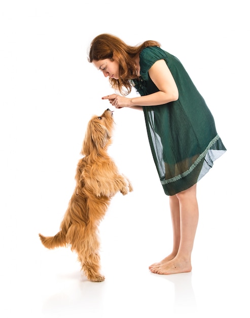 Chica entrenando a un perro