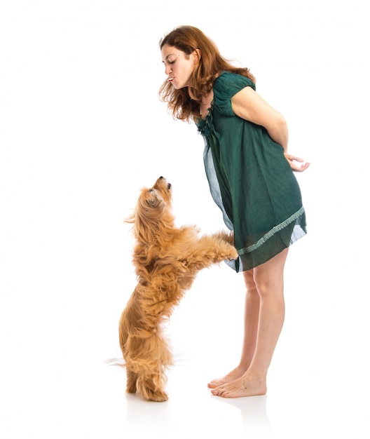 Chica entrenando a un perro