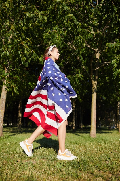 Chica envuelta en bandera americana