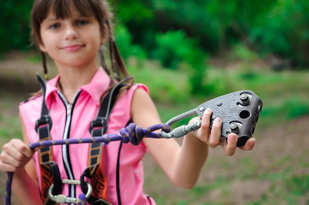 Chica en equipo de seguridad