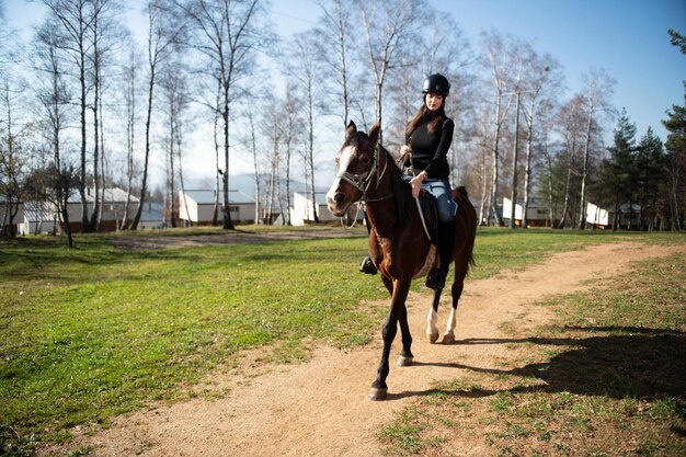 Chica de equitación está entrenando a su caballo