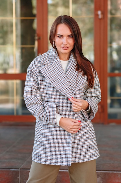 La chica es una modelo que muestra ropa exterior de moda en la calle en la terraza de un café de verano Ropa para la sala de exposición