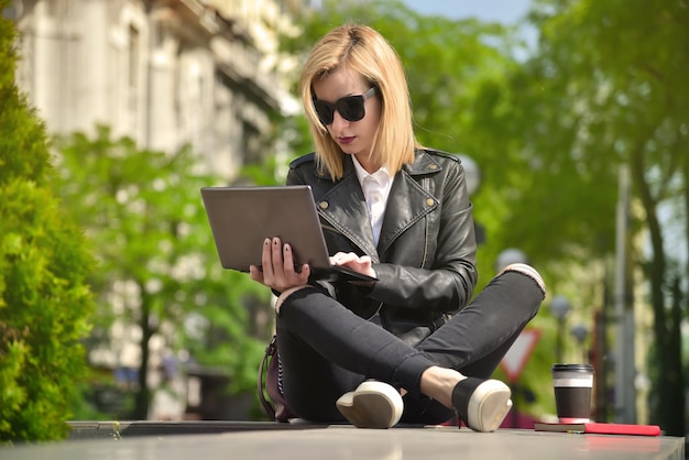 Chica escribiendo en la computadora portátil