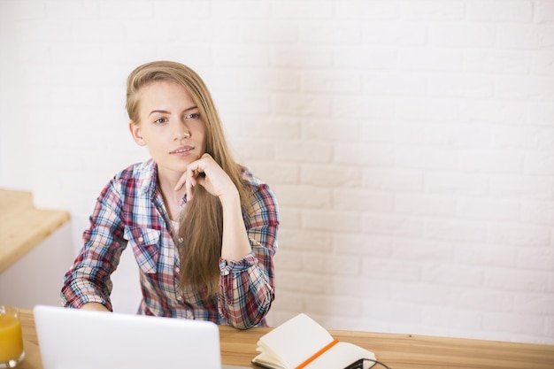 Chica en escritorio de oficina