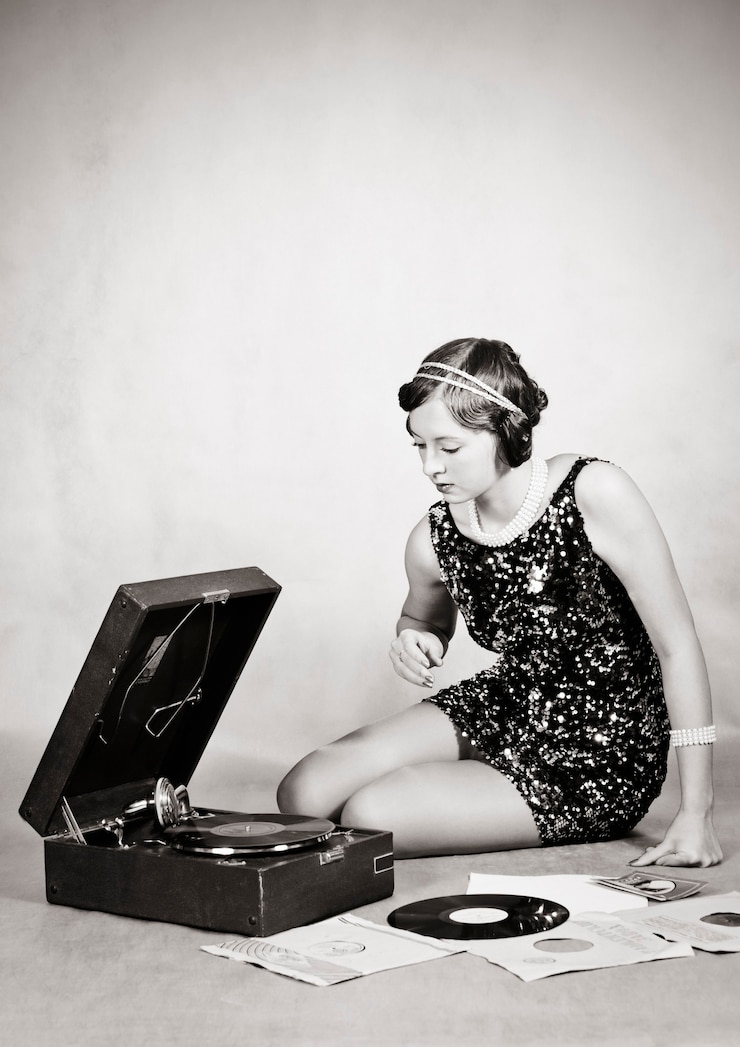 Foto chica escuchando discos de gramófono. clásico