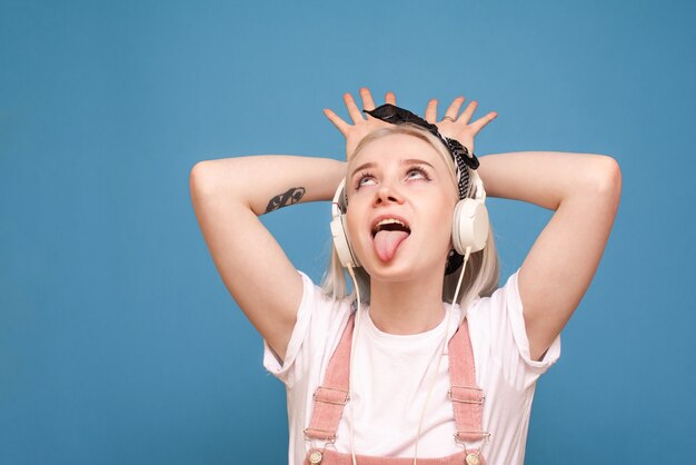 chica escuchando música en azul.