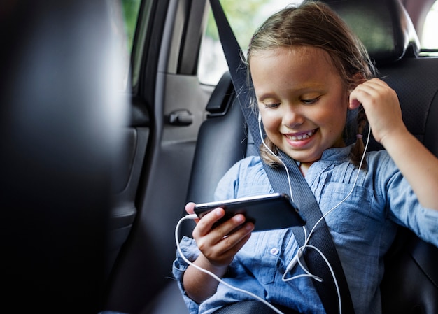 Chica escuchando música en el coche.