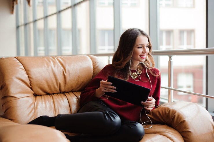 Foto chica escuchando música a través de auriculares en la tableta