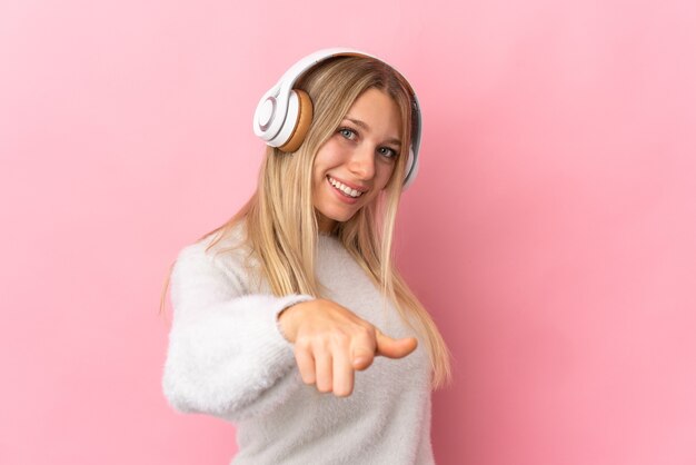 Chica escuchando musica