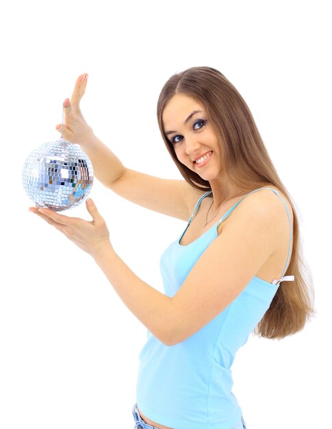 Foto la chica con una esfera de espejo sobre un fondo blanco.