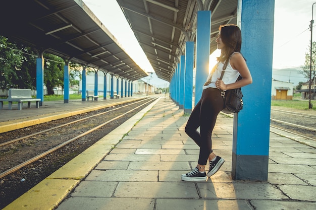 Chica esperando Tren