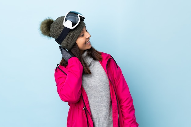 Chica esquiador de raza mixta con gafas de snowboard