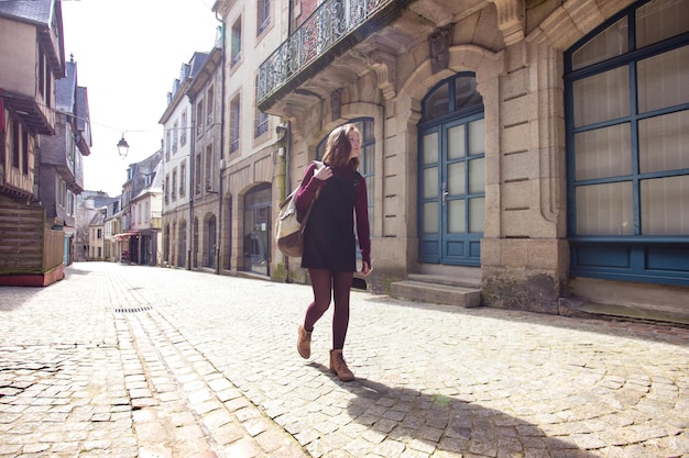 Chica está caminando en el casco antiguo de Morlaix