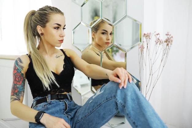 La chica está descansando en el desván Joven elegante posando en el baño