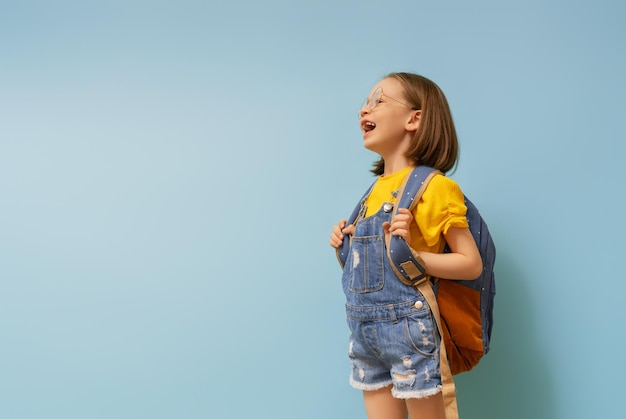 Chica está lista para volver a la escuela