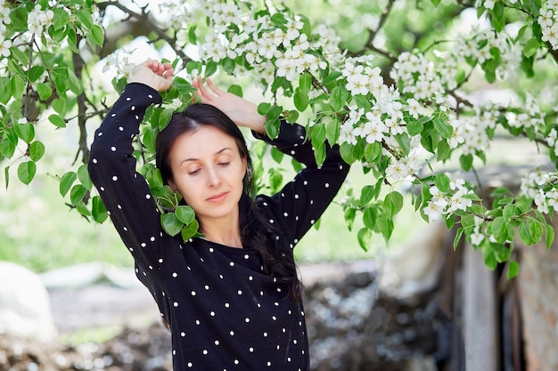 Chica estética practicando meditación espiritual de respiración exterior Conectando con la naturaleza Trabajo de respiración concepto de salud mental Estilo de vida de bienestar