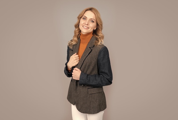 Chica de estilo casual de negocios de belleza y moda femenina en chaqueta británica estilo de moda británico