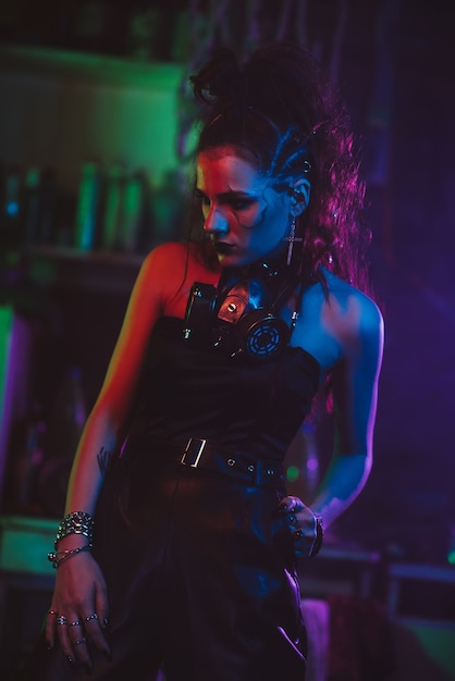 Chica de estilo cyberpunk con maquillaje y peinado. Una mujer con una máscara de gas en un mundo postapocalíptico