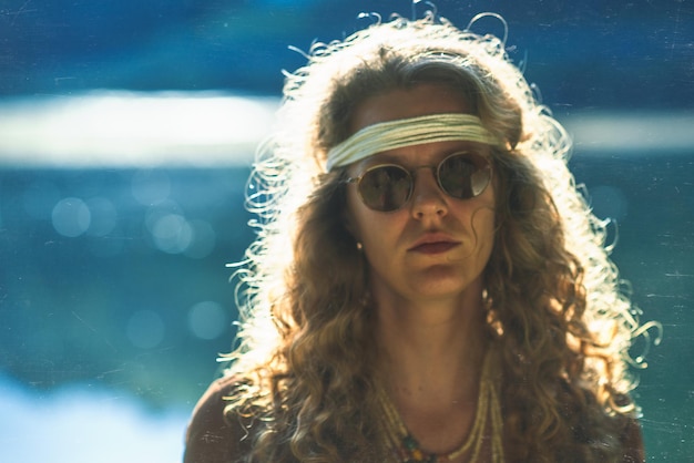 Chica de estilo hippie con gafas redondas Imagen de estilo vintage